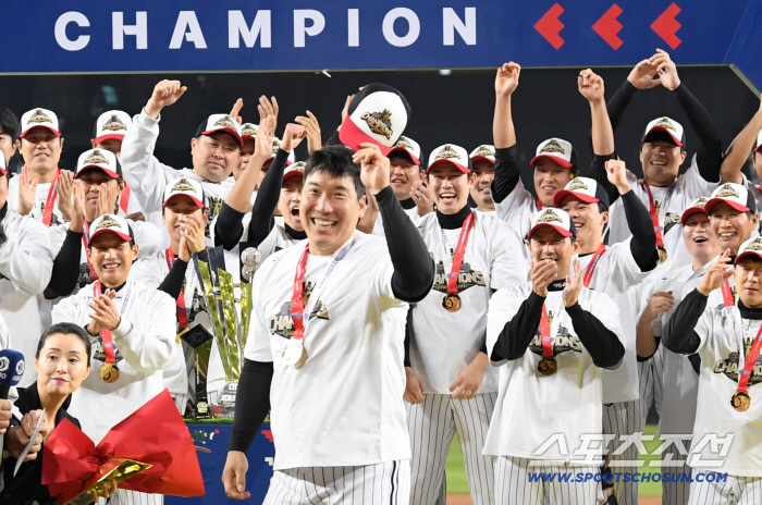  Kim Hyunsoo, MVP of the Korean Series, is happy