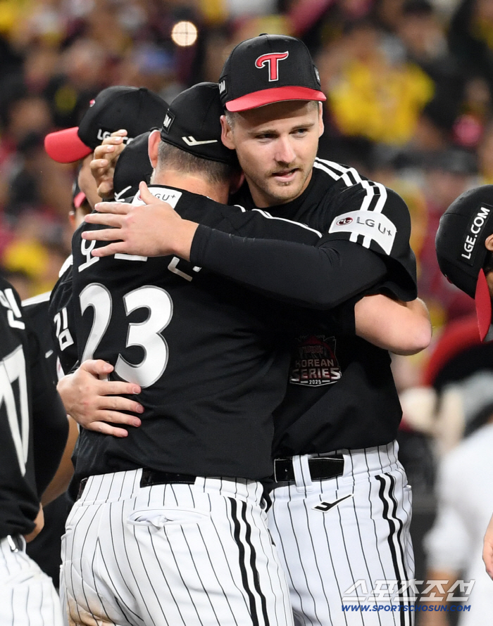  LG Austin Toll Hurst Hot Hugs