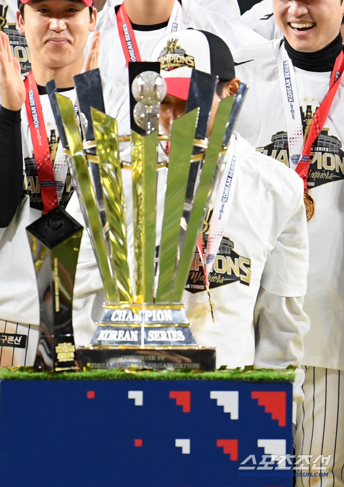  LG coach Yeom Kyung-yeop is the champion