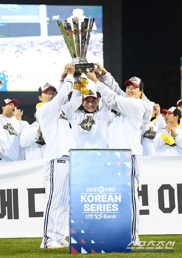  LG manager Park Hae-min and Kyung-yeop Lim Chan-kyu winning trophy ceremony