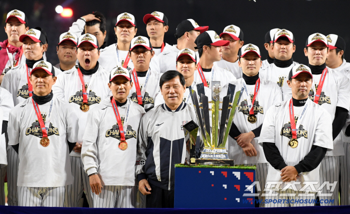  LG manager Yeom Kyung-yeop and president Huh Koo-yeon, I'm happy