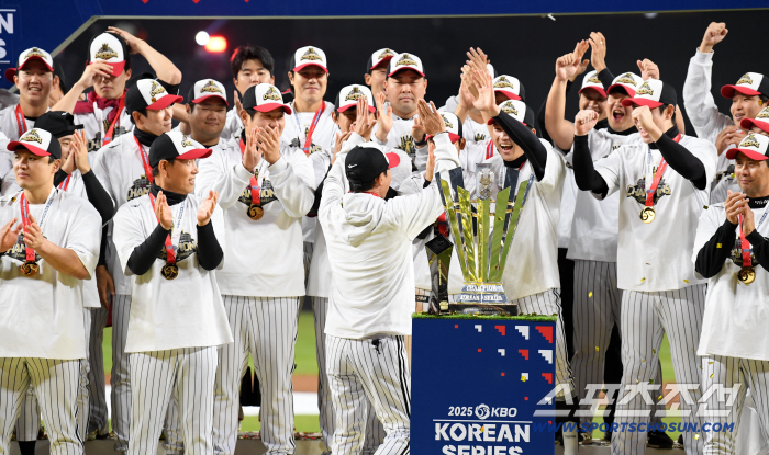  LG manager Yeom Kyung-yeop cheers Park Hae-min