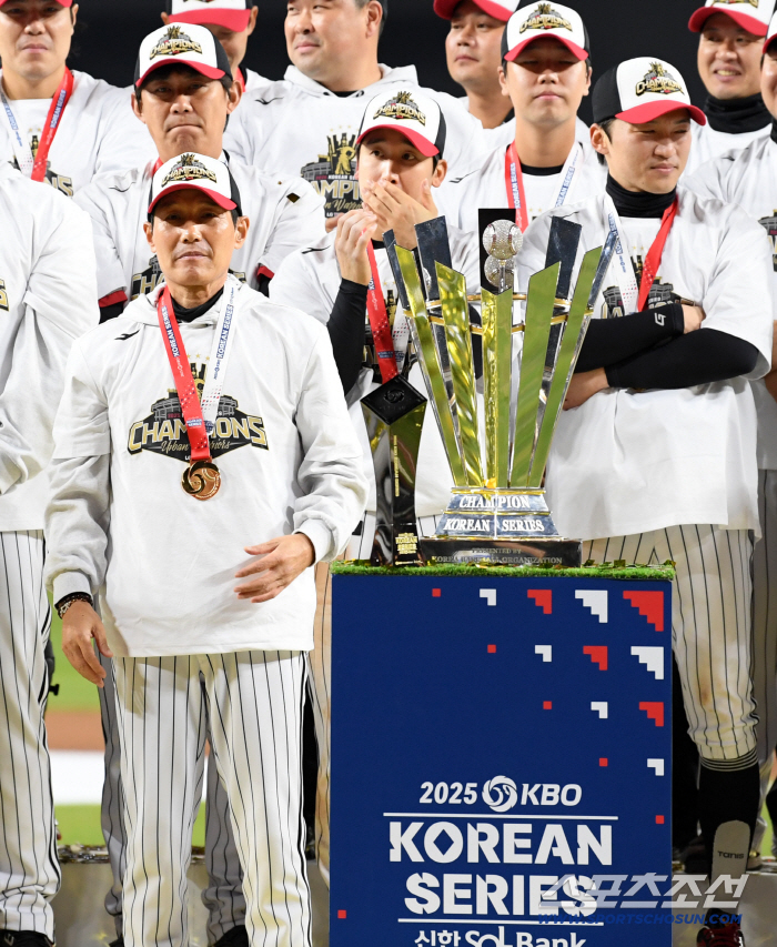  LG manager Yeom Kyung-yeop's champion trophy