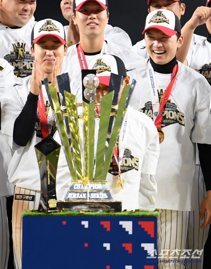  LG manager Yeom Kyung-yeop's championship trophy