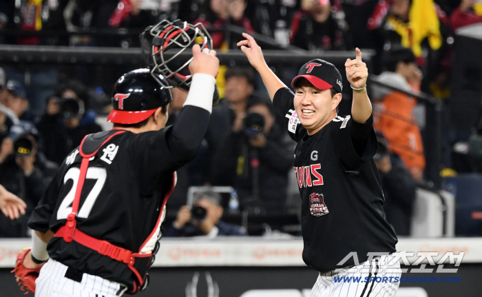  LG Twins Yoo Young-chan and Park Dong-won cheer