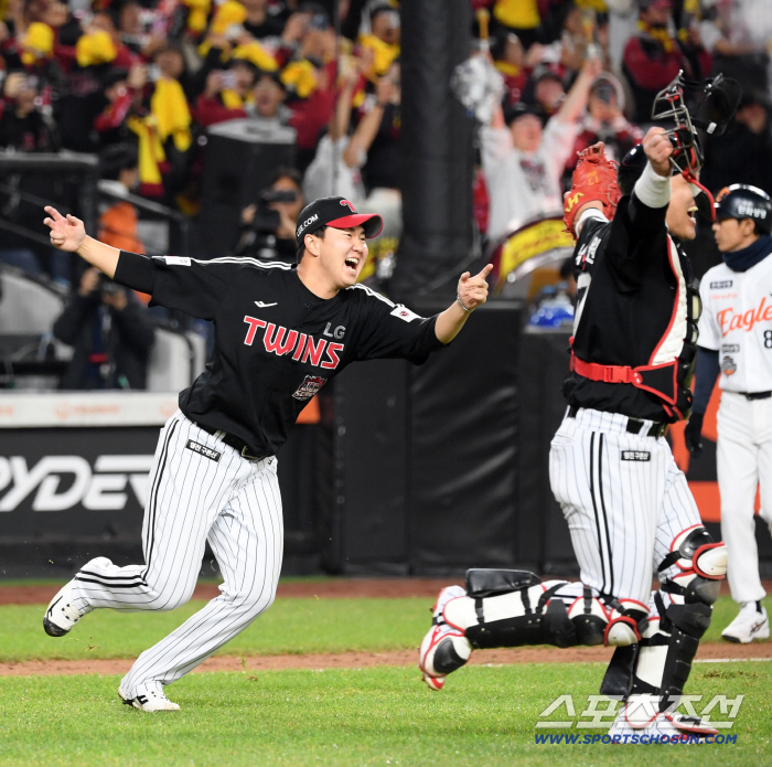  LG Twins Yoo Young-chan and Park Dong-won cheer