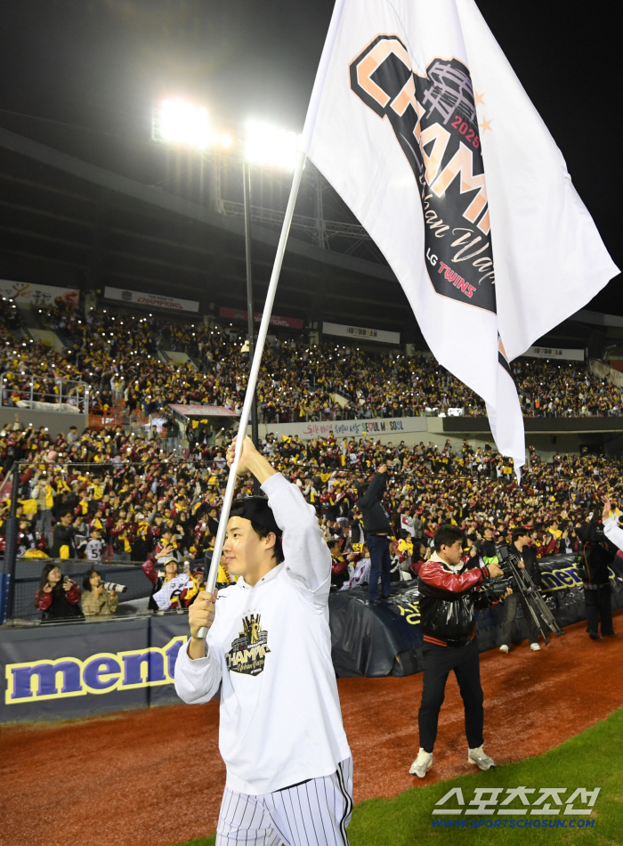  LIM CHAN GUE, waving the winner