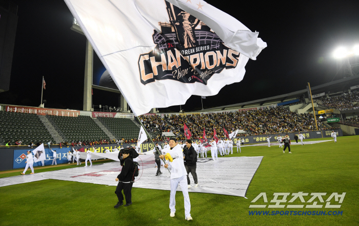  The main character of Jamsil is LG Twins