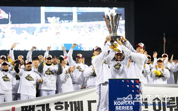  Manager Park Hae-min and Kyung-yeop Lim Chan-kyu LG Twins V4
