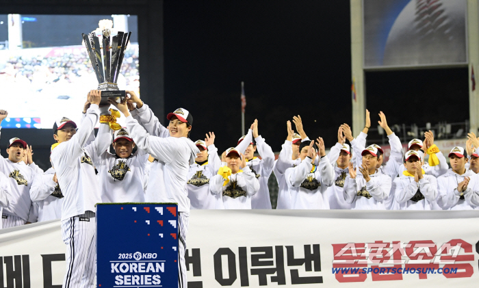  Manager Park Hae-min and Kyung-yeop Lim Chan-kyu LG Twins V4