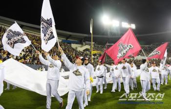 Marching by waving LG Twins' championship flag