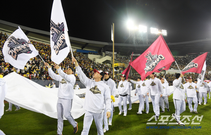  Marching by waving LG Twins' championship flag