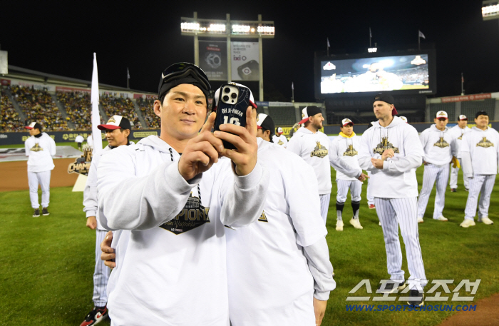  Oh Jihwan, taking a selfie against the background of Jamsil Stadium