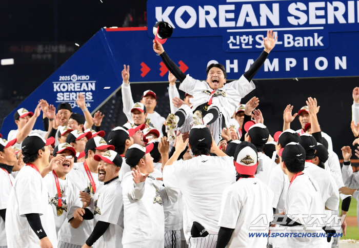  Park Hae Min, the Korean Series champion, is happy
