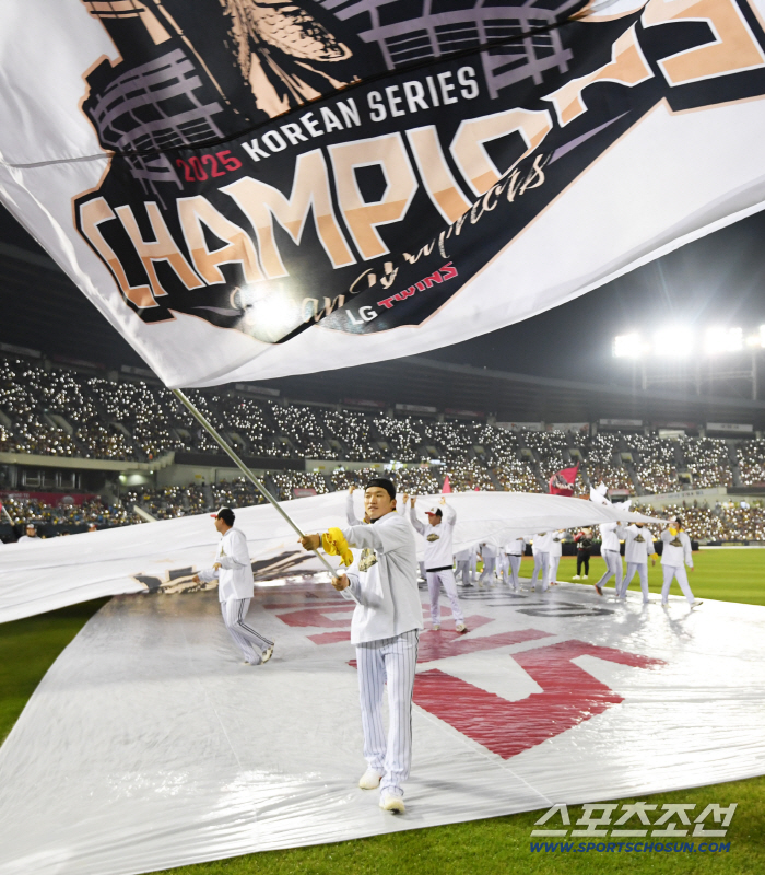  Park Hae Min, waving the winner's flag