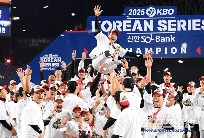  Park Hae-min, the winner of the Korean Series, is happy