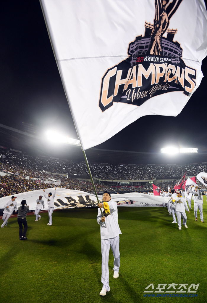  Park Hae Min, the winning captain, appears coolly