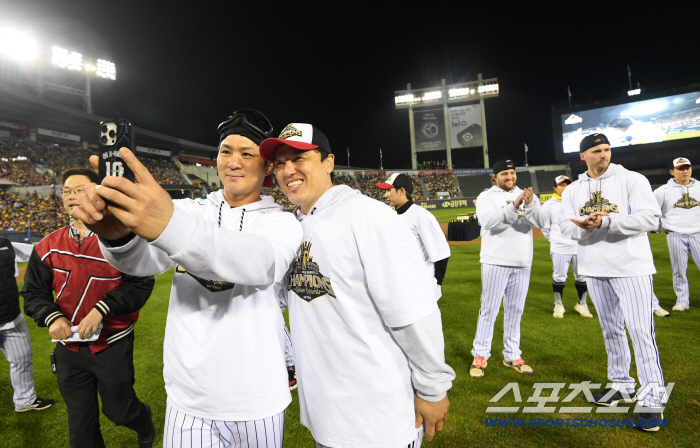  A selfie in Jamsil after winning by Oh Jihwan and Park Dongwon