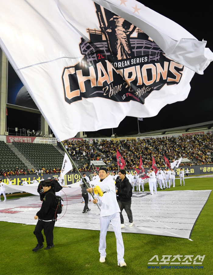  Winner Captain Park Hae Min's ceremony at Jamsil Stadium