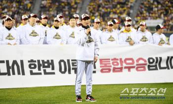 With director Yeom Kyung-yeop's fans