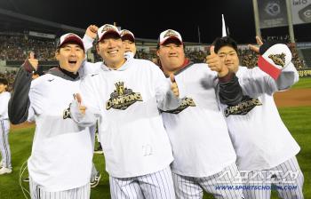  With Kim Hyun-soo's LG colleagues