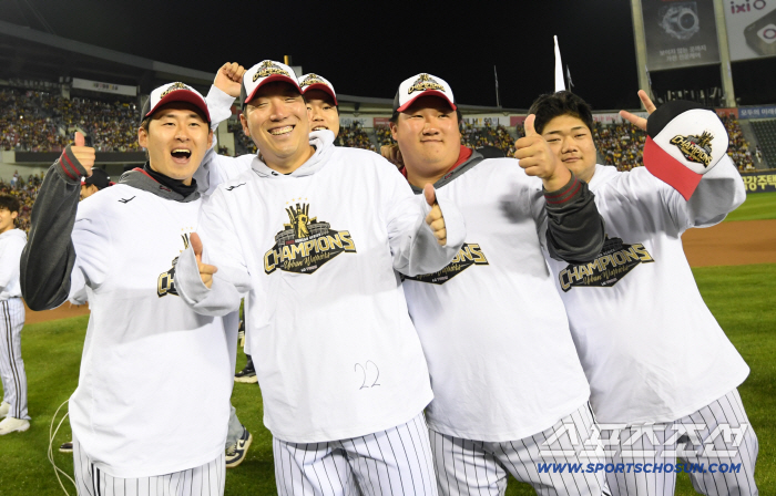  With Kim Hyun-soo's LG colleagues