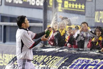 To repay fans, Kim gave a towel, played a mini game, and gave a surprise cheer for Kim Hyun-soo. Happy victory event full of yellow towels