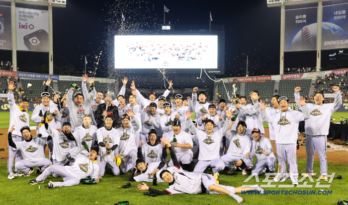 To repay fans, Kim gave a towel, played a mini game, and gave a surprise cheer for Kim Hyun-soo. Happy victory event full of yellow towels