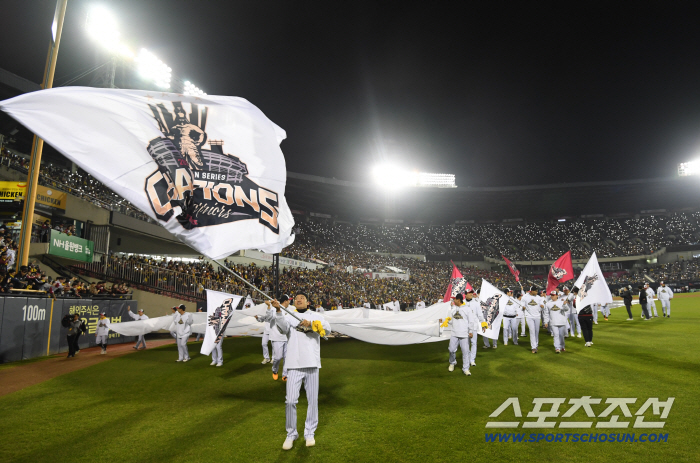 To repay fans, Kim gave a towel, played a mini game, and gave a surprise cheer for Kim Hyun-soo. Happy victory event full of yellow towels