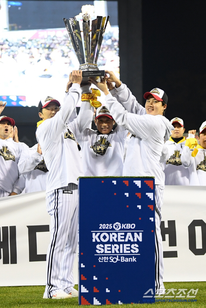 To repay fans, Kim gave a towel, played a mini game, and gave a surprise cheer for Kim Hyun-soo. Happy victory event full of yellow towels