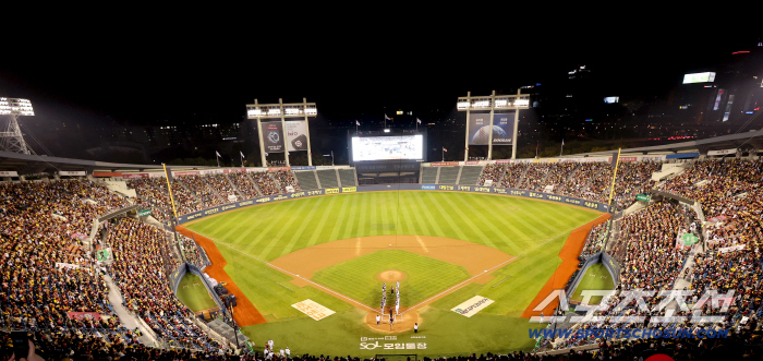 To repay fans, Kim gave a towel, played a mini game, and gave a surprise cheer for Kim Hyun-soo. Happy victory event full of yellow towels