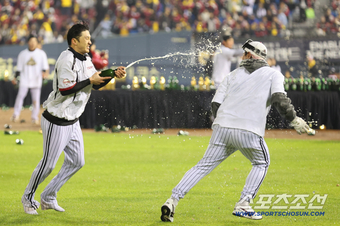 To repay fans, Kim gave a towel, played a mini game, and gave a surprise cheer for Kim Hyun-soo. Happy victory event full of yellow towels