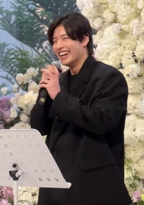 When the sky rises, the wedding hall bursts...The guests got emotional at 'Sweet Oppa'