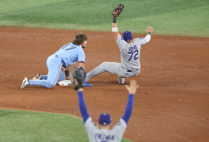 Worst third-rate baserunning in the World Series.. Stupid Changjo's double play! Dodgers' closeout on Bonhead Play