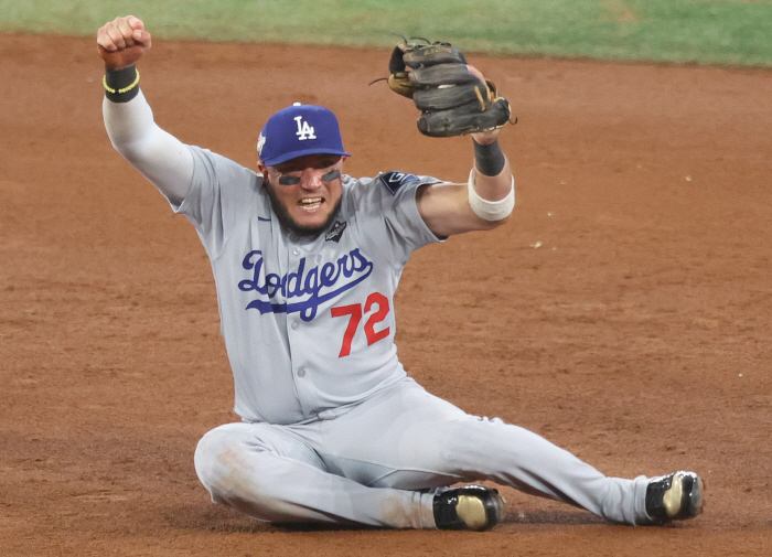 Worst third-rate baserunning in the World Series.. Stupid Changjo's double play! Dodgers' closeout on Bonhead Play