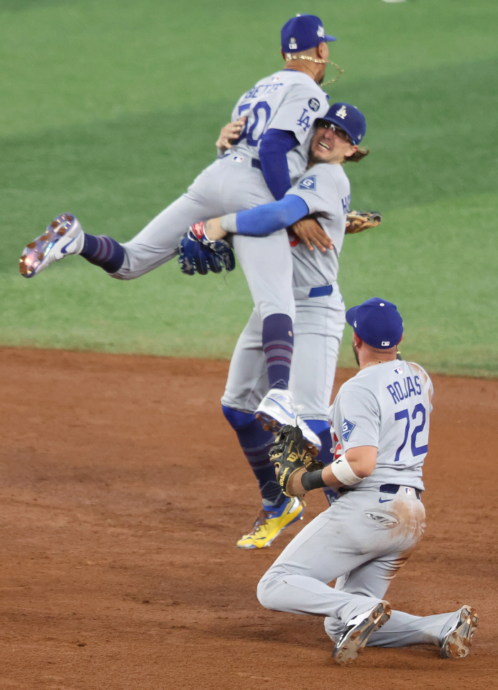 Worst third-rate baserunning in the World Series.. Stupid Changjo's double play! Dodgers' closeout on Bonhead Play