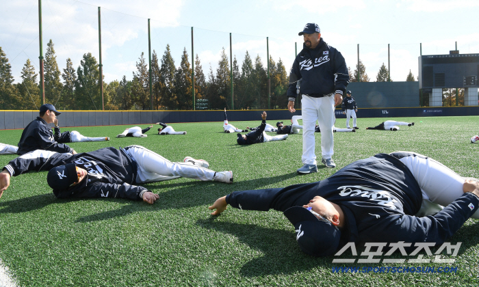 20 seconds → 15 seconds, 25 seconds → 18 seconds. 7 seconds faster pitch clock experience. I also touch the official WBC ball in advance. Director Ryu Jihyun will be very helpful