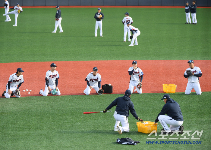 20 seconds → 15 seconds, 25 seconds → 18 seconds. 7 seconds faster pitch clock experience. I also touch the official WBC ball in advance. Director Ryu Jihyun will be very helpful