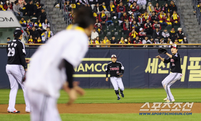 Chirinos is a catcher? Shortstop Lim Chan-kyu's super catch. Chun Sung-ho's ground home run. The winning event became more perfect with the players' surprise ideas