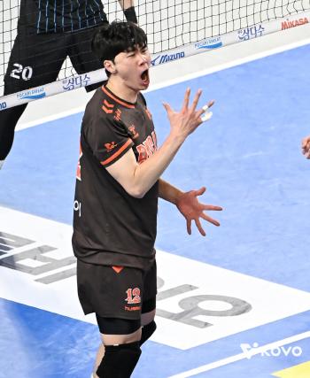 Declared video review has been overturned! Cha Ji-hwan's life game Cheonan...The first winner of the electrified derby is OK Savings Bank, Hyundai Capital, which stops it from winning 4 consecutive games 