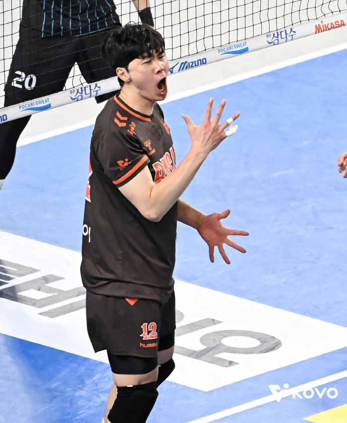 Declared video review has been overturned! Cha Ji-hwan's life game Cheonan...The first winner of the electrified derby is OK Savings Bank, Hyundai Capital, which stops it from winning 4 consecutive games