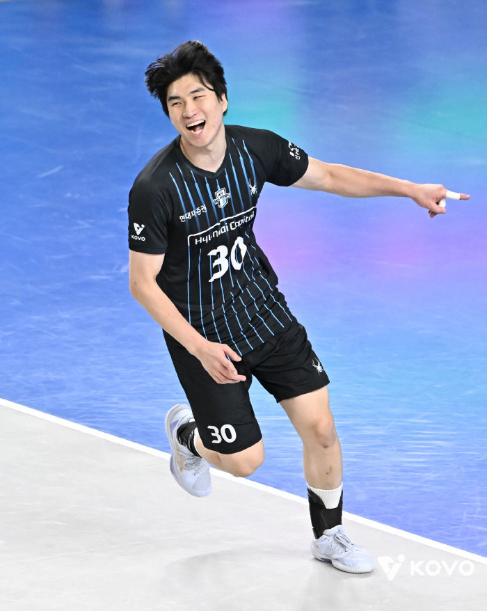 Declared video review has been overturned! Cha Ji-hwan's life game Cheonan...The first winner of the electrified derby is OK Savings Bank, Hyundai Capital, which stops it from winning 4 consecutive games