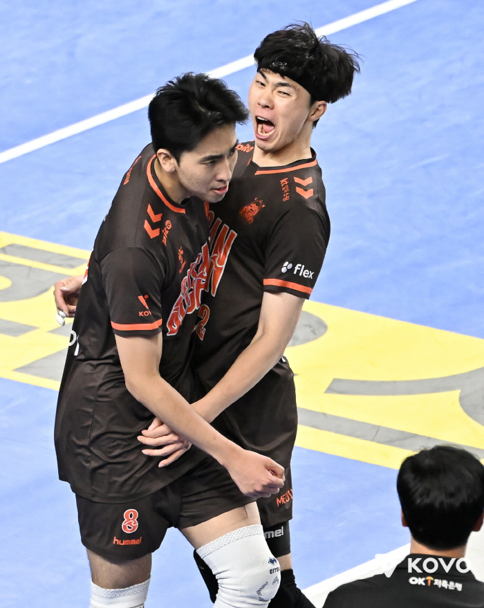 Declared video review has been overturned! Cha Ji-hwan's life game Cheonan...The first winner of the electrified derby is OK Savings Bank, Hyundai Capital, which stops it from winning 4 consecutive games