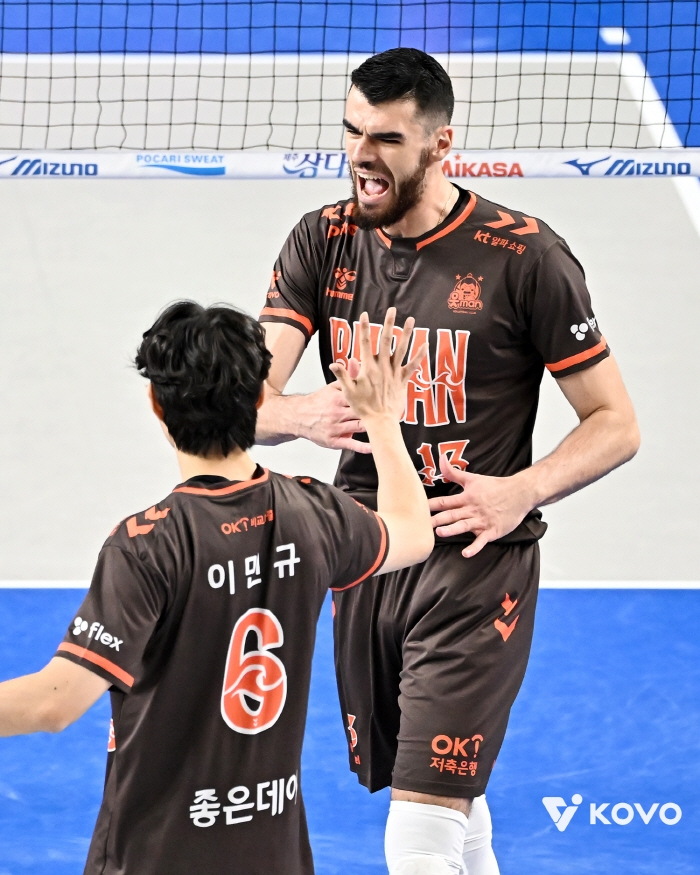 Declared video review has been overturned! Cha Ji-hwan's life game Cheonan...The first winner of the electrified derby is OK Savings Bank, Hyundai Capital, which stops it from winning 4 consecutive games