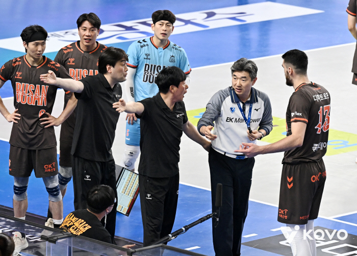 Declared video review has been overturned! Cha Ji-hwan's life game Cheonan...The first winner of the electrified derby is OK Savings Bank, Hyundai Capital, which stops it from winning 4 consecutive games