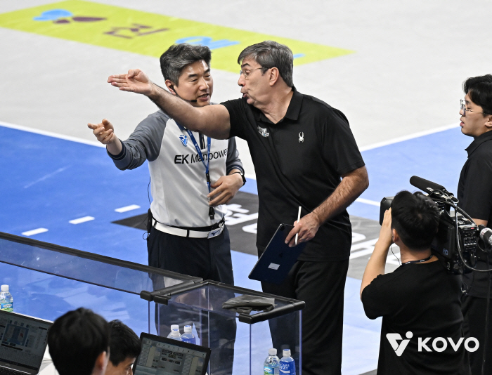 Declared video review has been overturned! Cha Ji-hwan's life game Cheonan...The first winner of the electrified derby is OK Savings Bank, Hyundai Capital, which stops it from winning 4 consecutive games