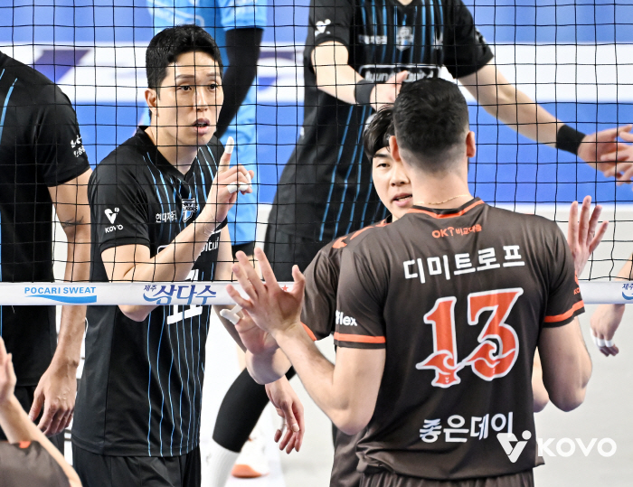 Declared video review has been overturned! Cha Ji-hwan's life game Cheonan...The first winner of the electrified derby is OK Savings Bank, Hyundai Capital, which stops it from winning 4 consecutive games