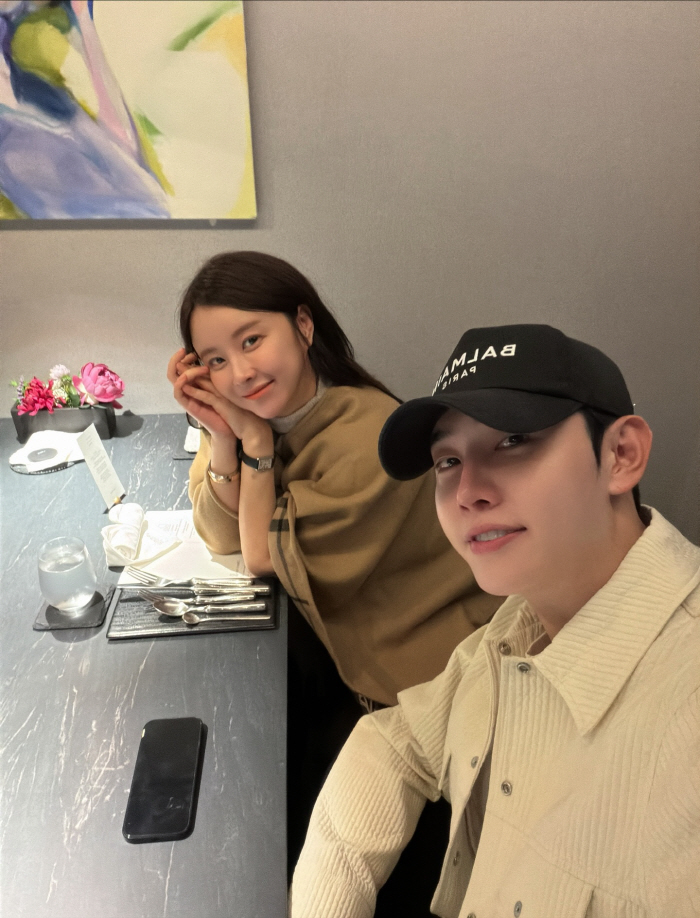 Eun Ga-eun, 22 weeks pregnant, showing off her chubby face...♥Date with Park Hyun-ho at a high-end restaurant
