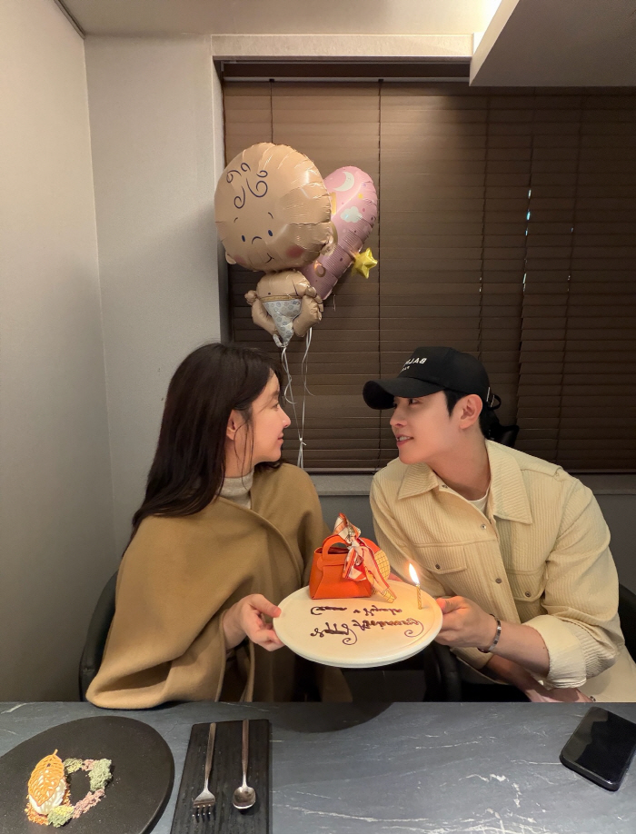 Eun Ga-eun, 22 weeks pregnant, showing off her chubby face...♥Date with Park Hyun-ho at a high-end restaurant