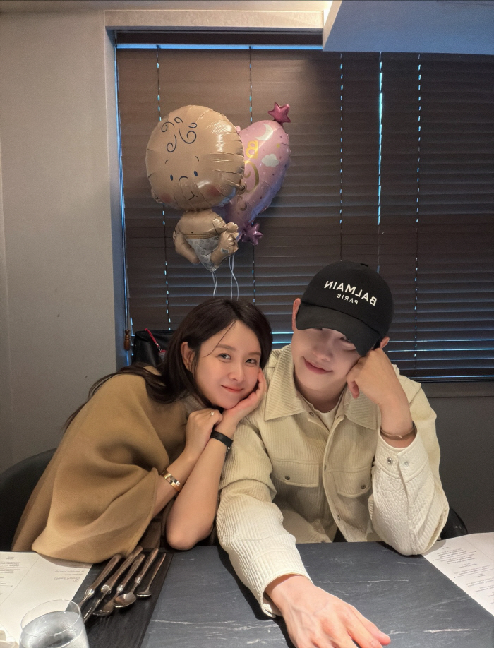 Eun Ga-eun, 22 weeks pregnant, showing off her chubby face...♥Date with Park Hyun-ho at a high-end restaurant